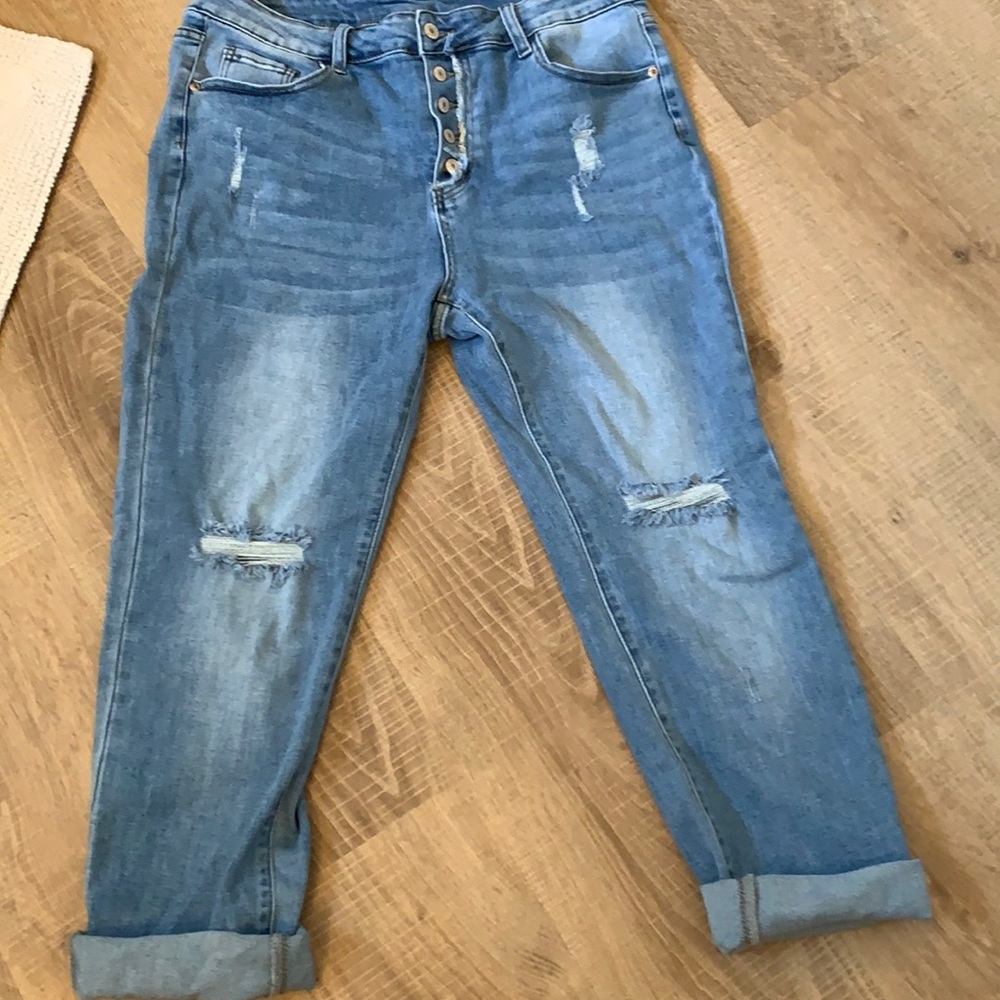 New Women’s stretch button fly ripped jeans. Size large.